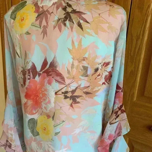 VINCE CAMUTO - Floral Ruffle Sleeve Top - Excellent Condition - Picture 6 of 13